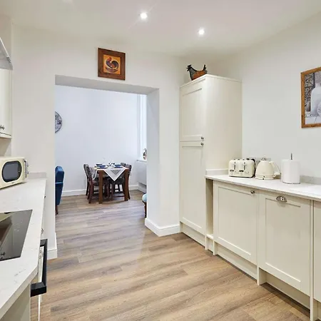 דירה Host & - The Coach House 3 *