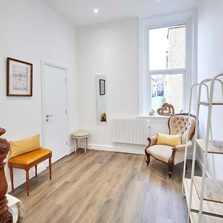 דירה Host & - The Coach House 3 *