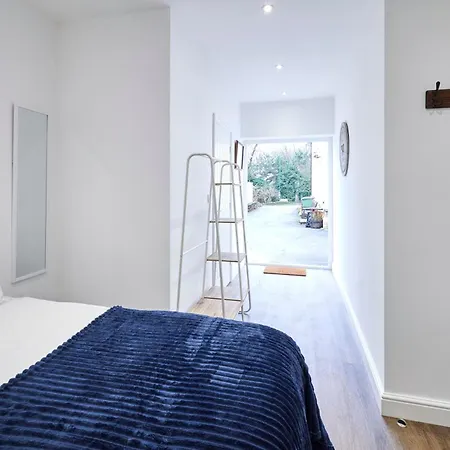 דירה Host & - The Coach House 3 *